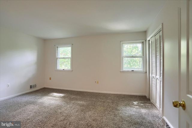 18 FAIRFAX VLG, Harrisburg, PA 17112