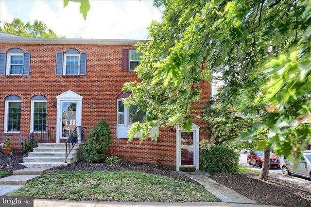 18 FAIRFAX VLG, Harrisburg, PA 17112