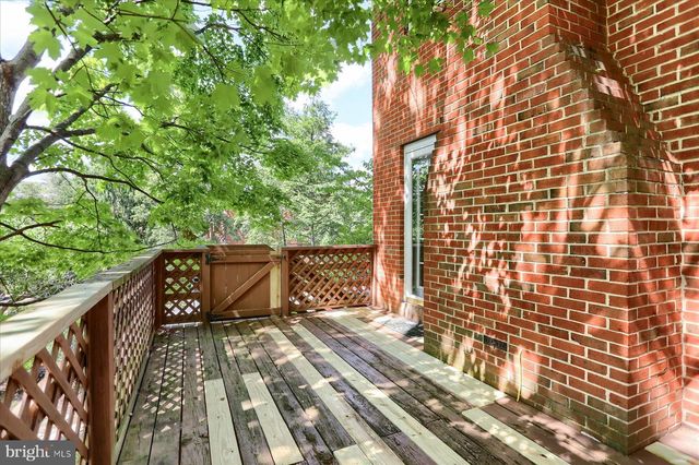 18 FAIRFAX VLG, Harrisburg, PA 17112