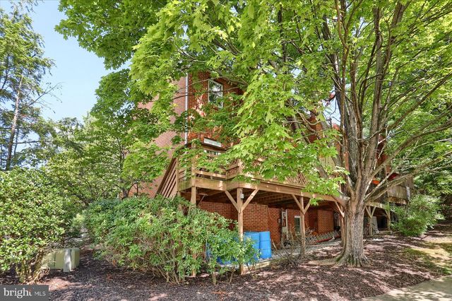 18 FAIRFAX VLG, Harrisburg, PA 17112