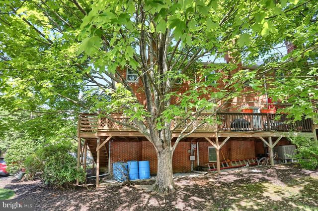 18 FAIRFAX VLG, Harrisburg, PA 17112