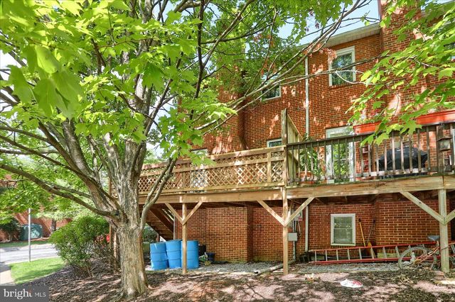 18 FAIRFAX VLG, Harrisburg, PA 17112