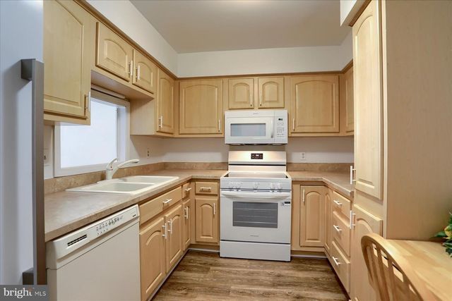 18 FAIRFAX VLG, Harrisburg, PA 17112