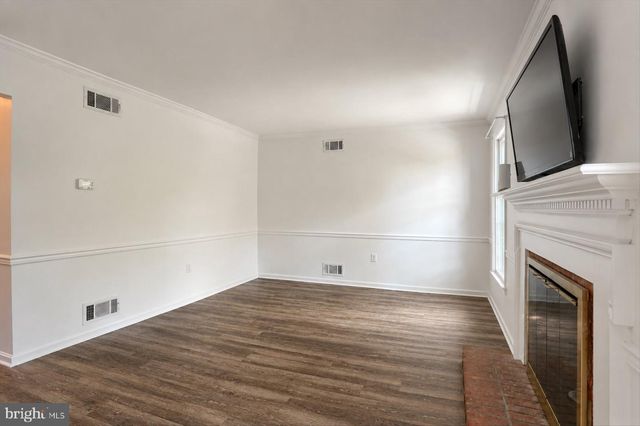 18 FAIRFAX VLG, Harrisburg, PA 17112