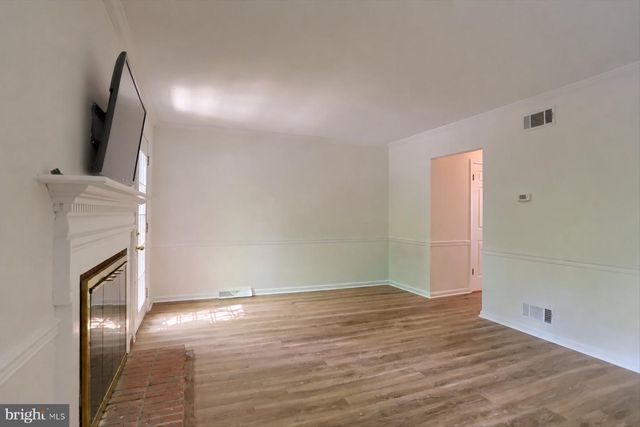 18 FAIRFAX VLG, Harrisburg, PA 17112