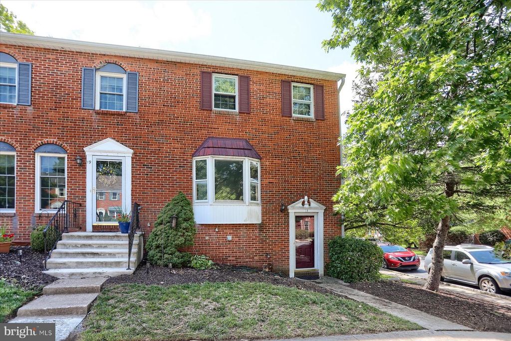 18 FAIRFAX VLG, Harrisburg, PA 17112