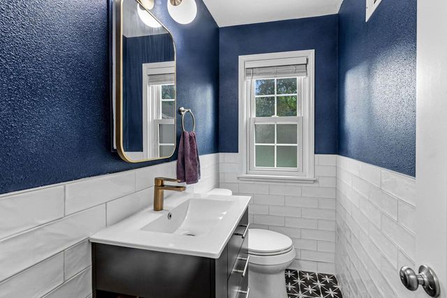 5516 N Kent AVENUE, Whitefish Bay, WI 53217