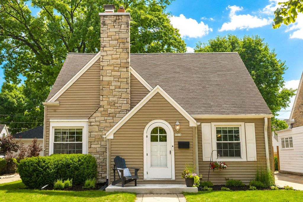 5516 N Kent AVENUE, Whitefish Bay, WI 53217