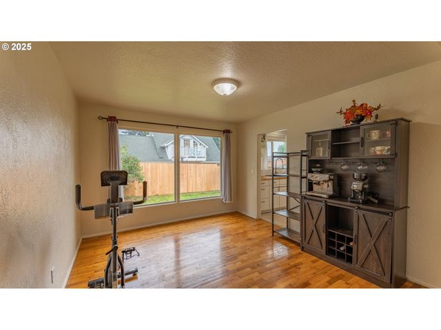 2375 N 14TH St, Coos Bay, OR 97420