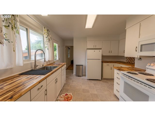 2375 N 14TH St, Coos Bay, OR 97420