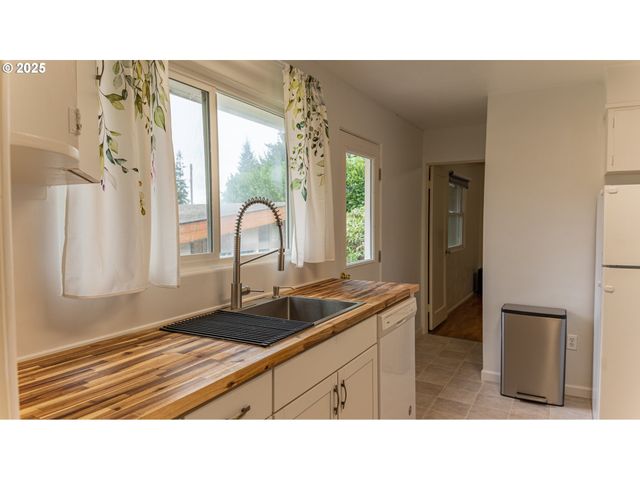 2375 N 14TH St, Coos Bay, OR 97420