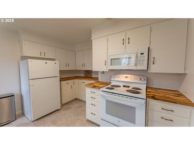 2375 N 14TH St, Coos Bay, OR 97420