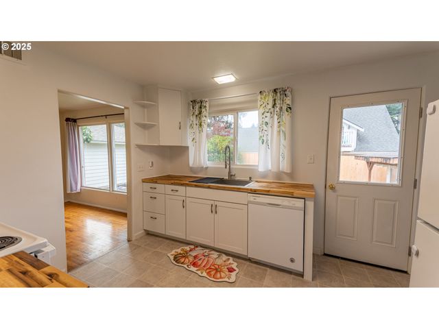 2375 N 14TH St, Coos Bay, OR 97420