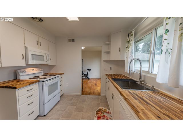 2375 N 14TH St, Coos Bay, OR 97420