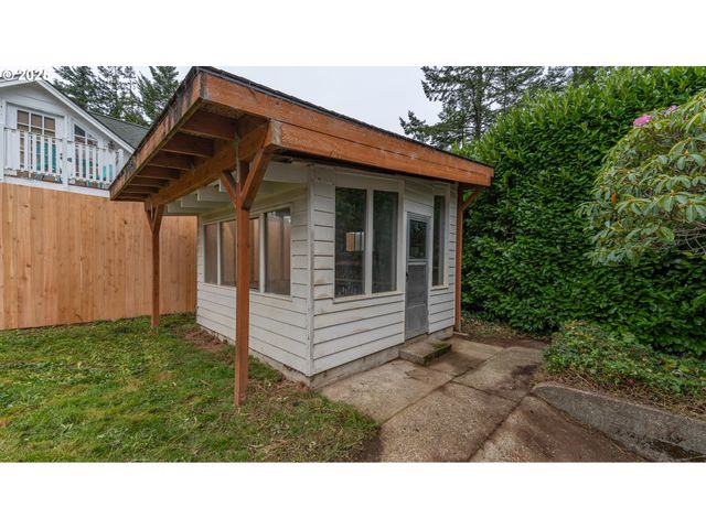 2375 N 14TH St, Coos Bay, OR 97420