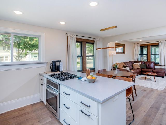 421 Snelling Avenue S, Saint Paul, MN 55105