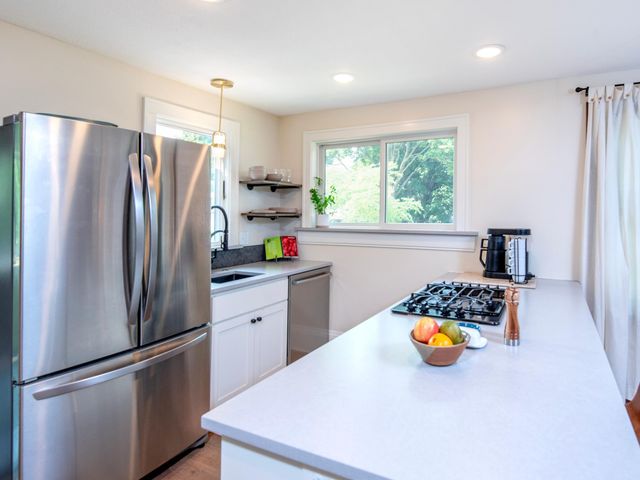 421 Snelling Avenue S, Saint Paul, MN 55105