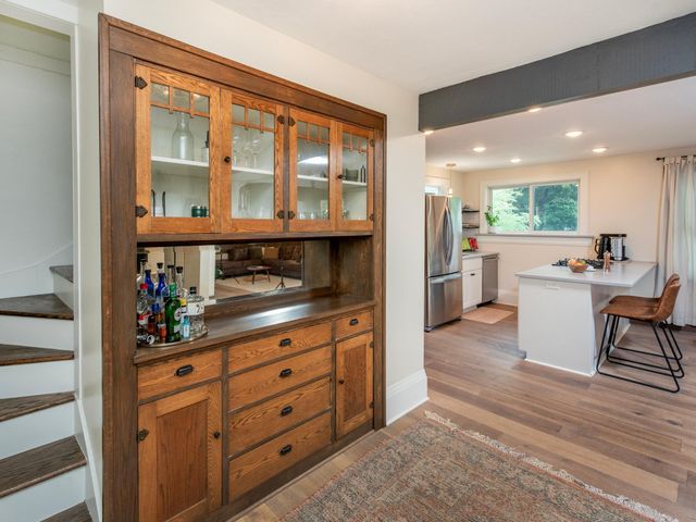 421 Snelling Avenue S, Saint Paul, MN 55105