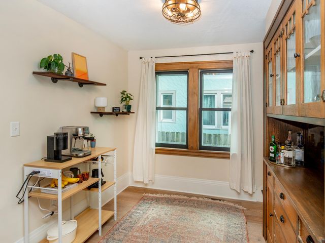 421 Snelling Avenue S, Saint Paul, MN 55105