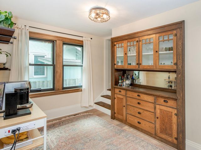 421 Snelling Avenue S, Saint Paul, MN 55105