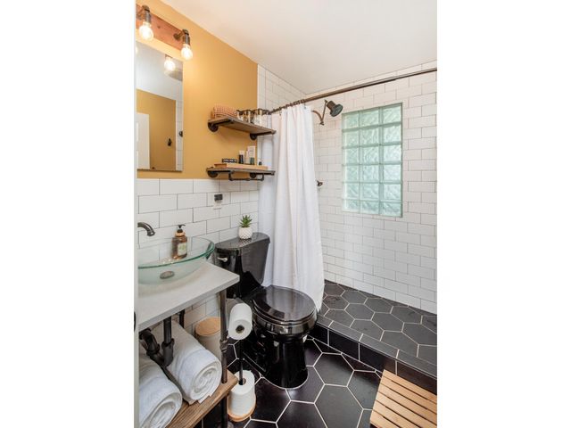 421 Snelling Avenue S, Saint Paul, MN 55105