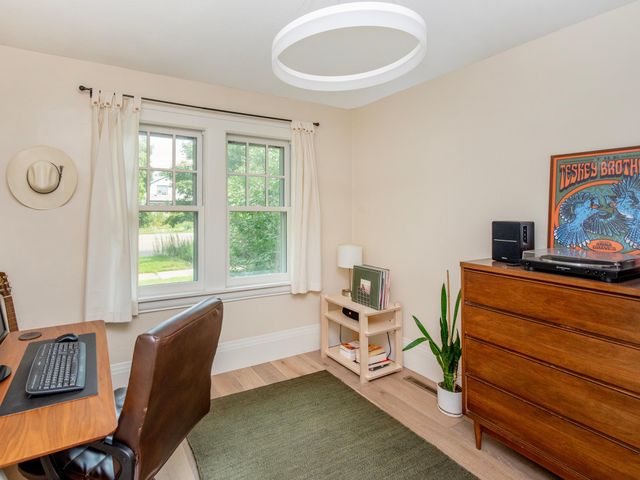 421 Snelling Avenue S, Saint Paul, MN 55105