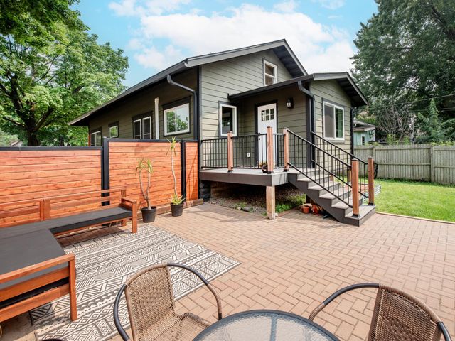 421 Snelling Avenue S, Saint Paul, MN 55105