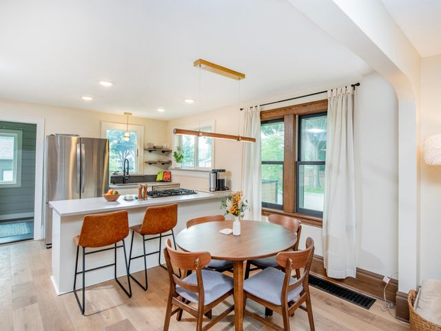 421 Snelling Avenue S, Saint Paul, MN 55105