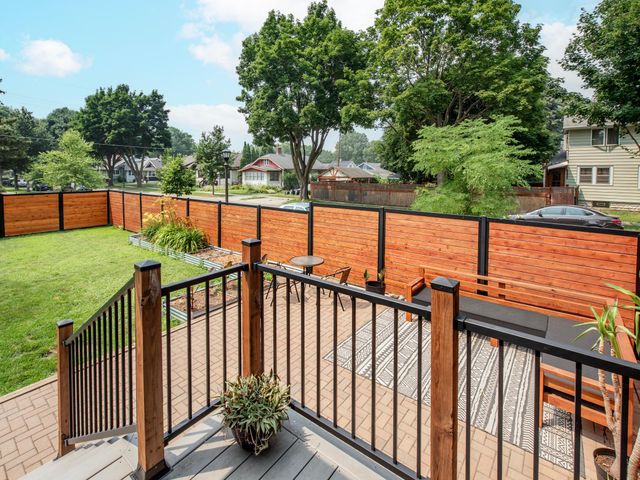 421 Snelling Avenue S, Saint Paul, MN 55105