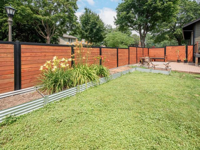421 Snelling Avenue S, Saint Paul, MN 55105