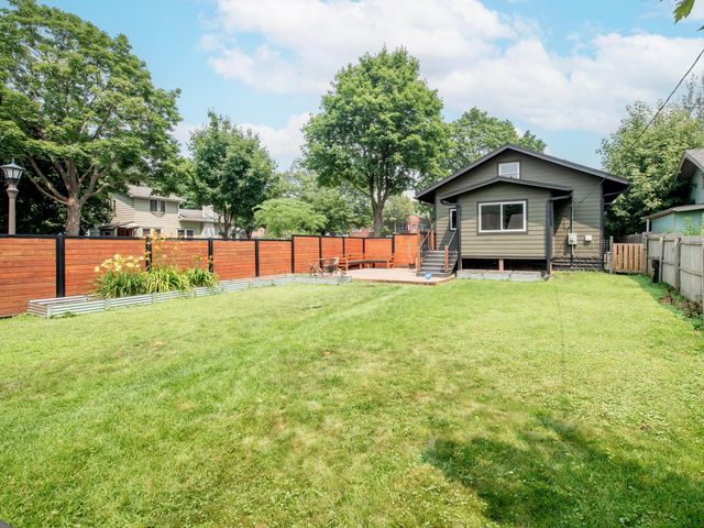 421 Snelling Avenue S, Saint Paul, MN 55105