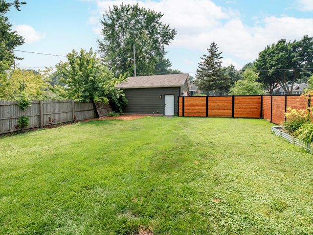421 Snelling Avenue S, Saint Paul, MN 55105