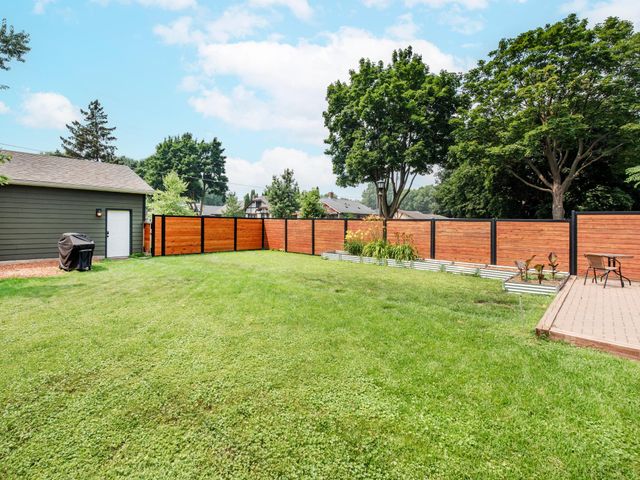 421 Snelling Avenue S, Saint Paul, MN 55105