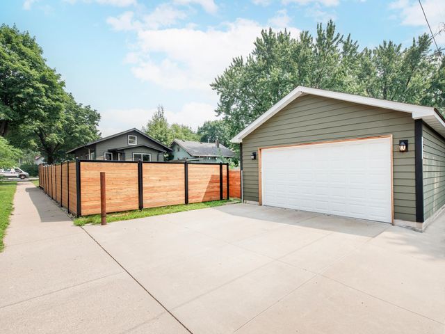 421 Snelling Avenue S, Saint Paul, MN 55105