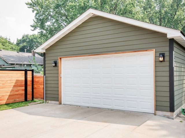 421 Snelling Avenue S, Saint Paul, MN 55105
