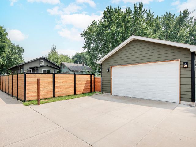 421 Snelling Avenue S, Saint Paul, MN 55105
