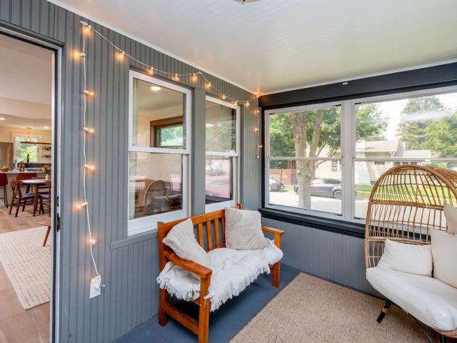 421 Snelling Avenue S, Saint Paul, MN 55105