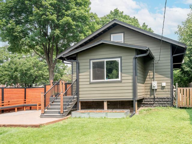421 Snelling Avenue S, Saint Paul, MN 55105