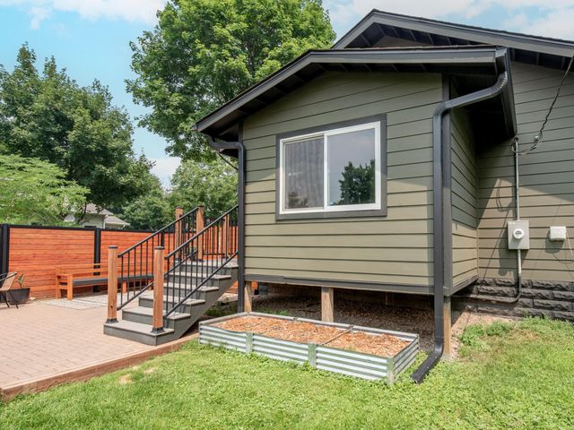 421 Snelling Avenue S, Saint Paul, MN 55105