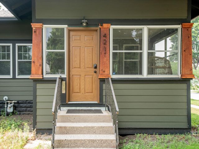 421 Snelling Avenue S, Saint Paul, MN 55105