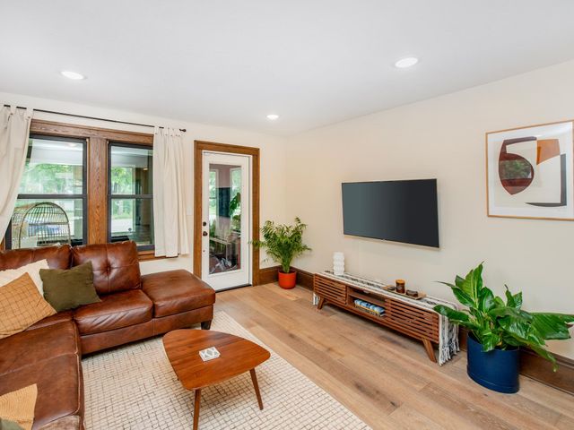 421 Snelling Avenue S, Saint Paul, MN 55105