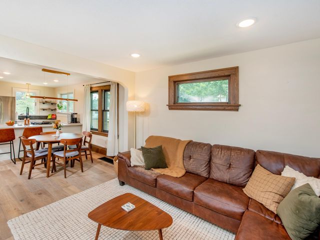 421 Snelling Avenue S, Saint Paul, MN 55105