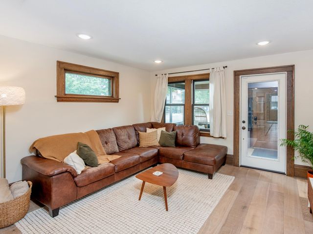 421 Snelling Avenue S, Saint Paul, MN 55105