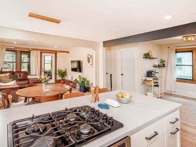 421 Snelling Avenue S, Saint Paul, MN 55105