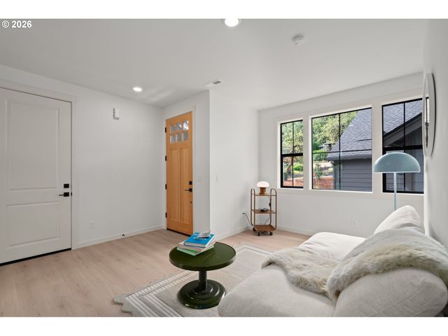 3797 Sw Iowa St, Portland, OR 97221
