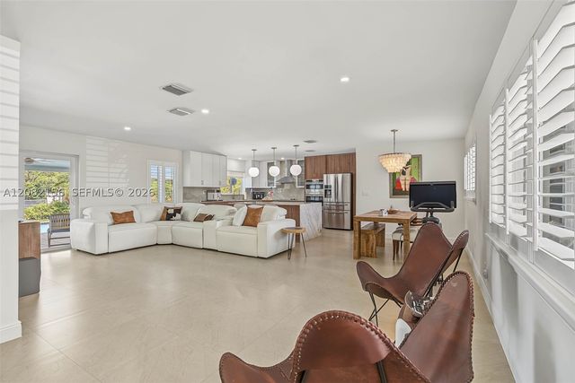 10711 SW 70th St, Miami, FL 33173