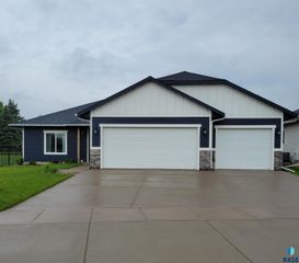 7905 S Brande Park Cir, Sioux Falls, SD 57108
