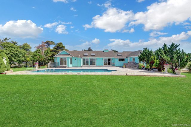 6 Last Lane, Hampton Bays, NY 11946