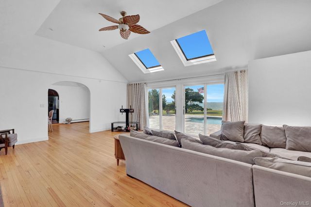 6 Last Lane, Hampton Bays, NY 11946