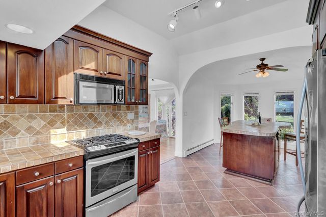 6 Last Lane, Hampton Bays, NY 11946